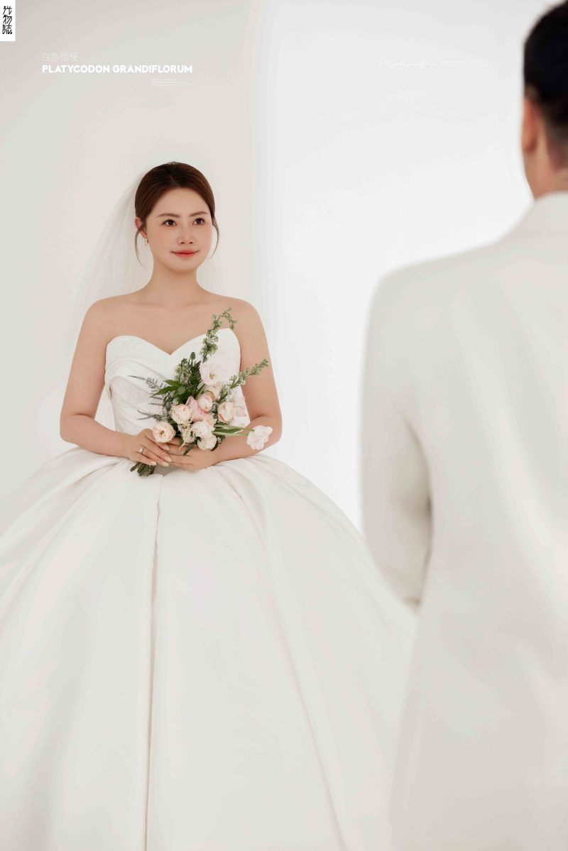 新鲜出炉:)张婷女士极简棚拍婚纱照、极简棚拍、白玛、怀疑是不是修导演系，拍照像电影一样的构图和质感、婚纱照