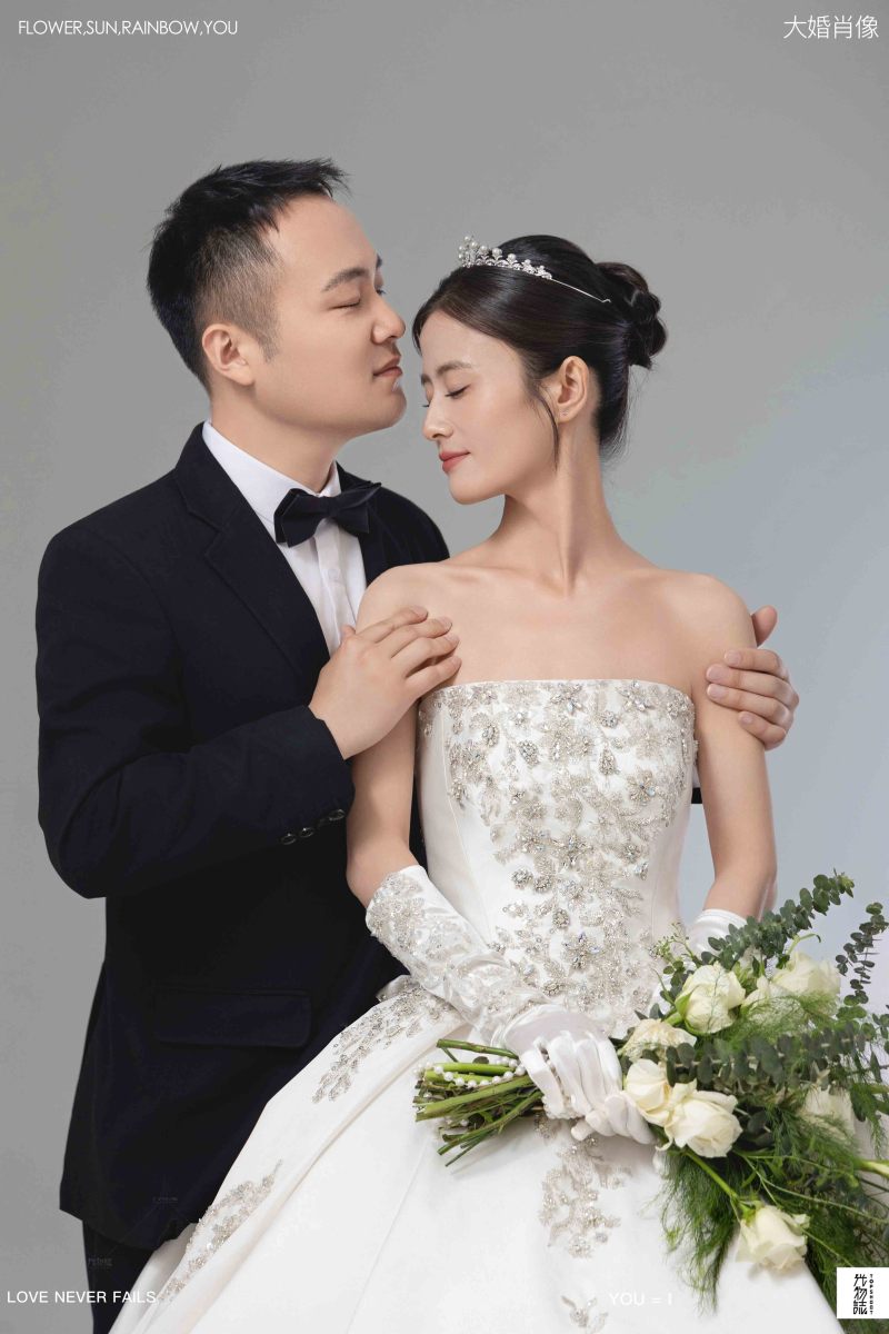 宝藏情侣~曾先生王女士极简棚拍婚纱照、极简棚拍、毛磊、谁说拍照不能freestyle，创作灵感像吃了炫迈停不下来、婚纱照