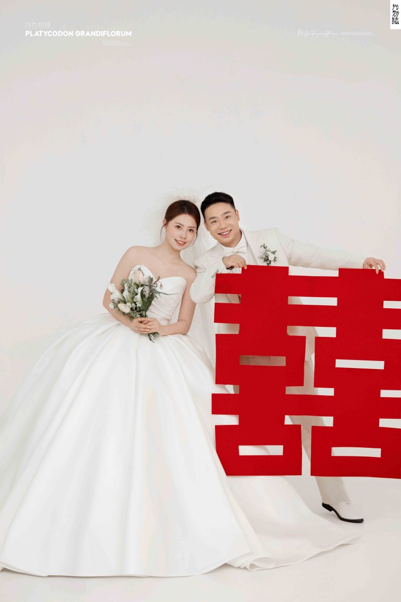 新鲜出炉:)张婷女士极简棚拍婚纱照、极简棚拍、白玛、怀疑是不是修导演系，拍照像电影一样的构图和质感、婚纱照