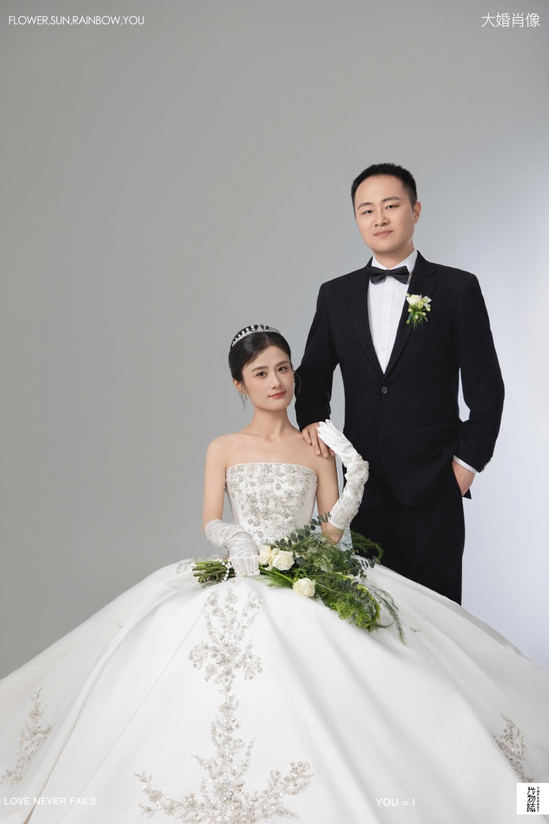 宝藏情侣~曾先生王女士极简棚拍婚纱照、极简棚拍、毛磊、谁说拍照不能freestyle，创作灵感像吃了炫迈停不下来、婚纱照
