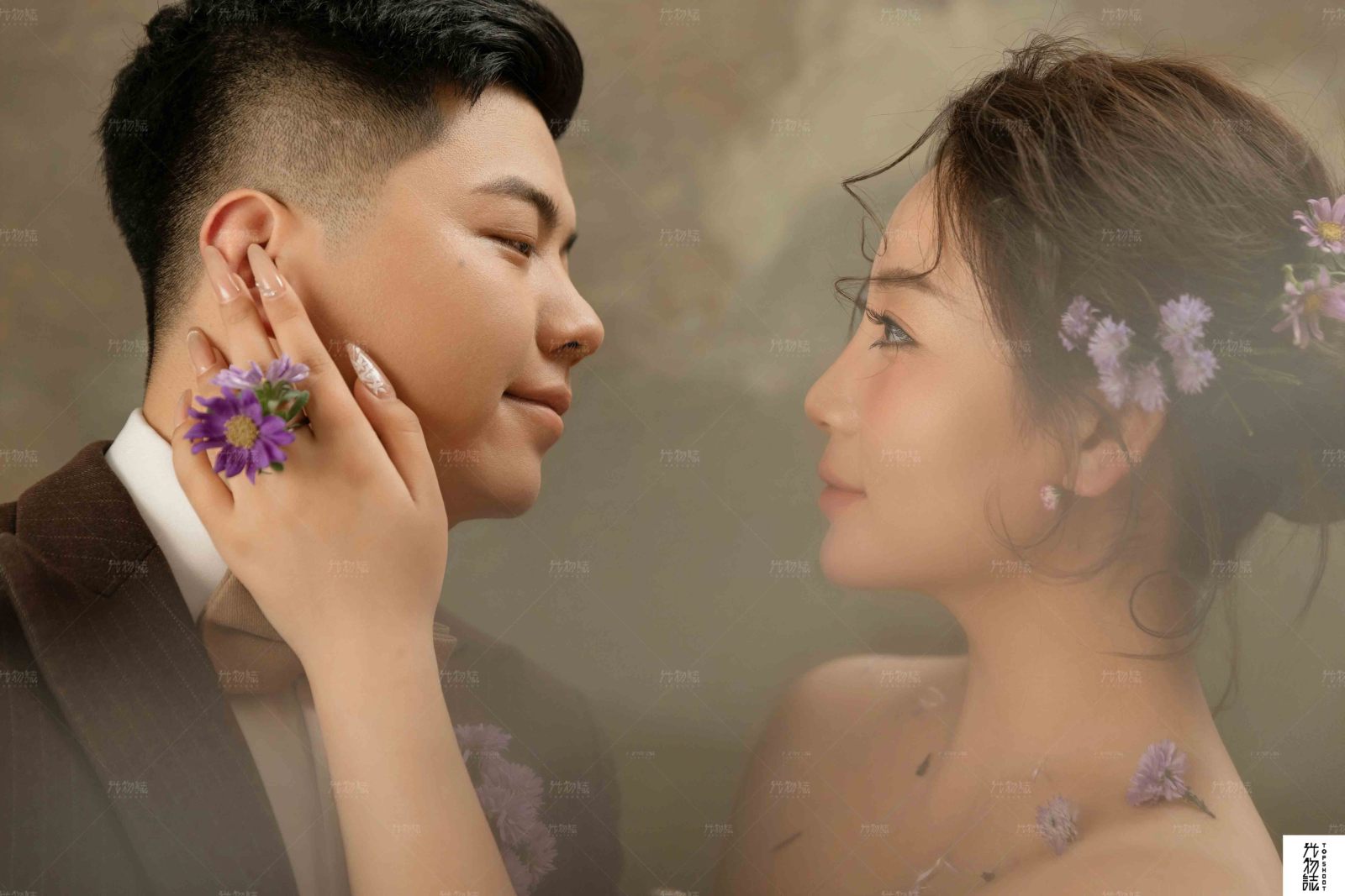 极致情绪！王先生尤女士极简棚拍婚纱照、极简棚拍、正林、眼睛就是测光仪，任何场地都能发挥成MVP、婚纱照