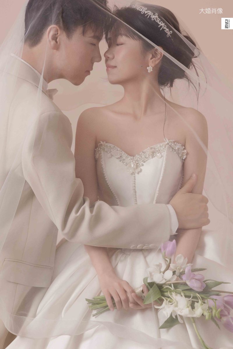 简单爱爱爱❤️荣先生张女士极简棚拍婚纱照、极简棚拍、正林、眼睛就是测光仪，任何场地都能发挥成MVP、婚纱照