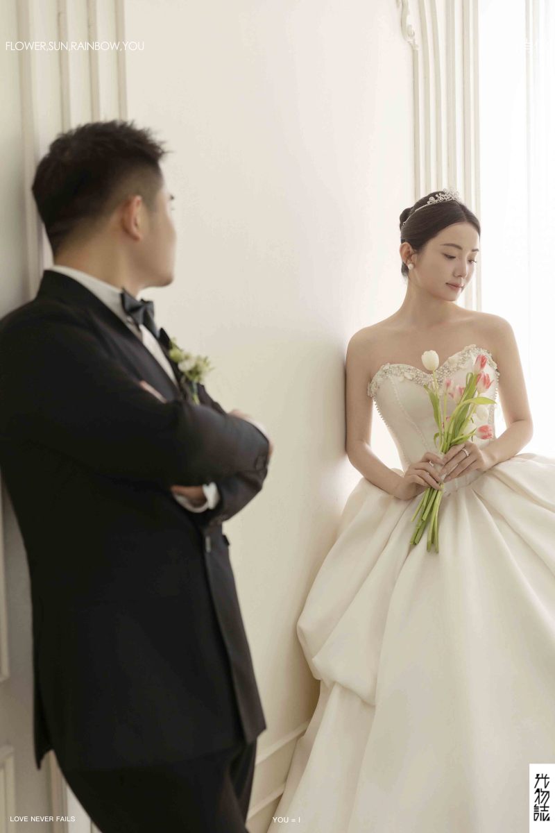 爱情电影。郭先生李女士极简棚拍婚纱照、极简棚拍、正林、眼睛就是测光仪，任何场地都能发挥成MVP、婚纱照