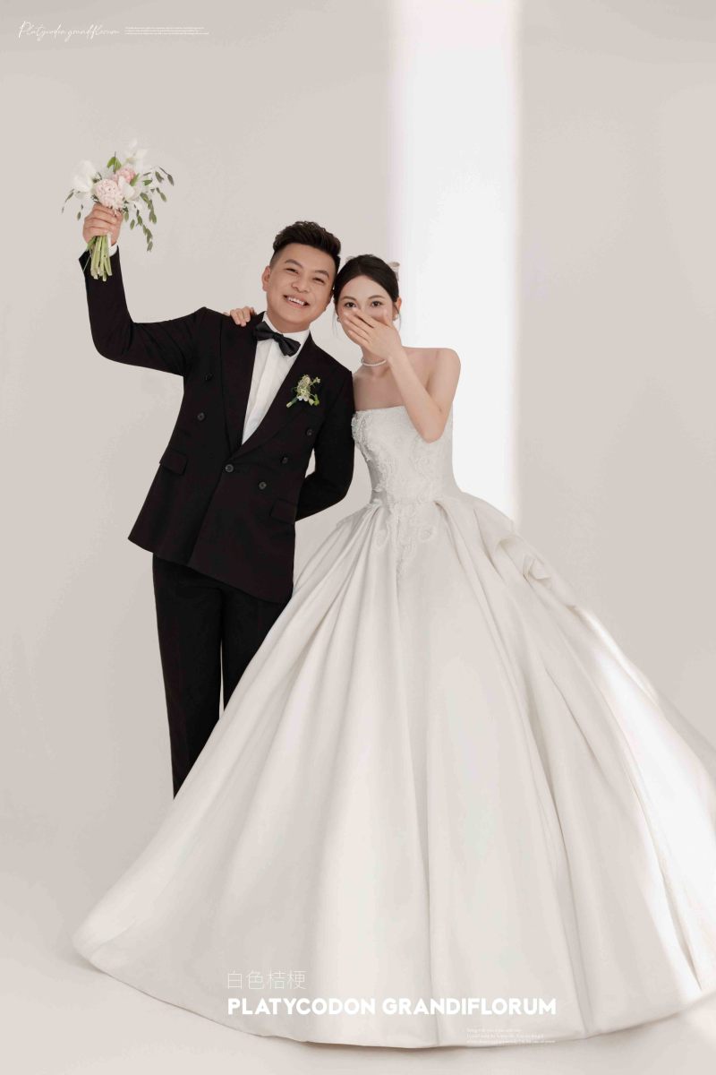 幸福感爆棚贾先生王女士极简棚拍婚纱照、极简棚拍、于志尧、光影掌控者、情绪的记录者。唠一唠，欢乐的一天 美美的照片。、婚纱照