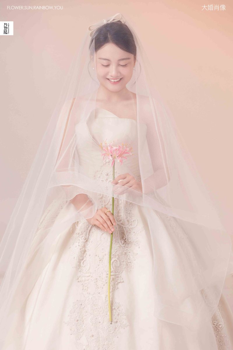 幸福感爆棚李女士极简棚拍婚纱照、极简棚拍、于志尧、光影掌控者、情绪的记录者。唠一唠，欢乐的一天 美美的照片。、婚纱照