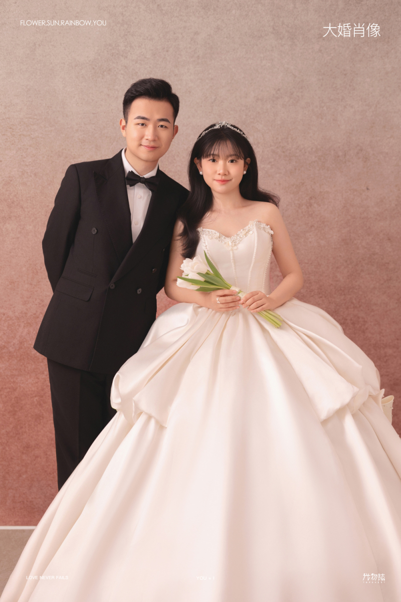 可甜可爱da李先生赵女士极简棚拍婚纱照、极简棚拍、艾辰、偷偷练过读心术，精准预判每一个想法，细腻到心里、婚纱照