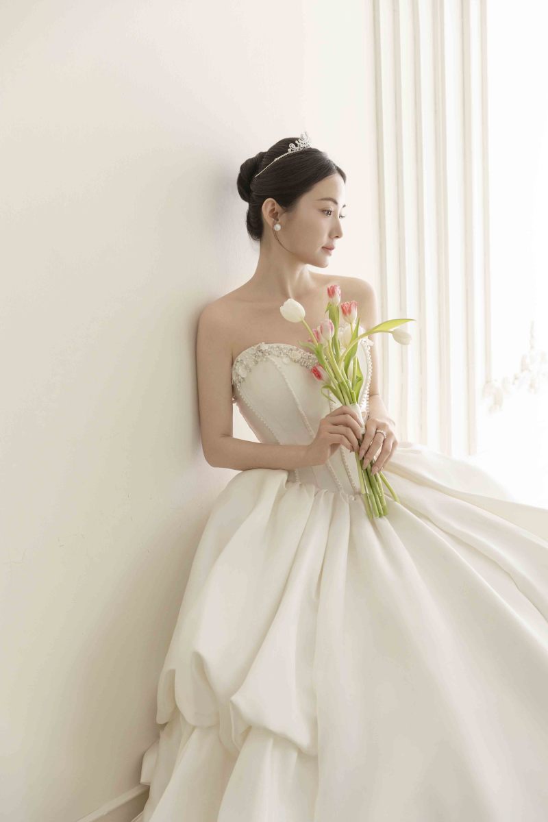 爱情电影。郭先生李女士极简棚拍婚纱照、极简棚拍、正林、眼睛就是测光仪，任何场地都能发挥成MVP、婚纱照