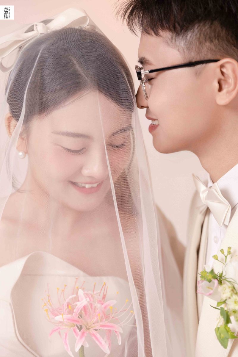 幸福感爆棚李女士极简棚拍婚纱照、极简棚拍、于志尧、光影掌控者、情绪的记录者。唠一唠，欢乐的一天 美美的照片。、婚纱照