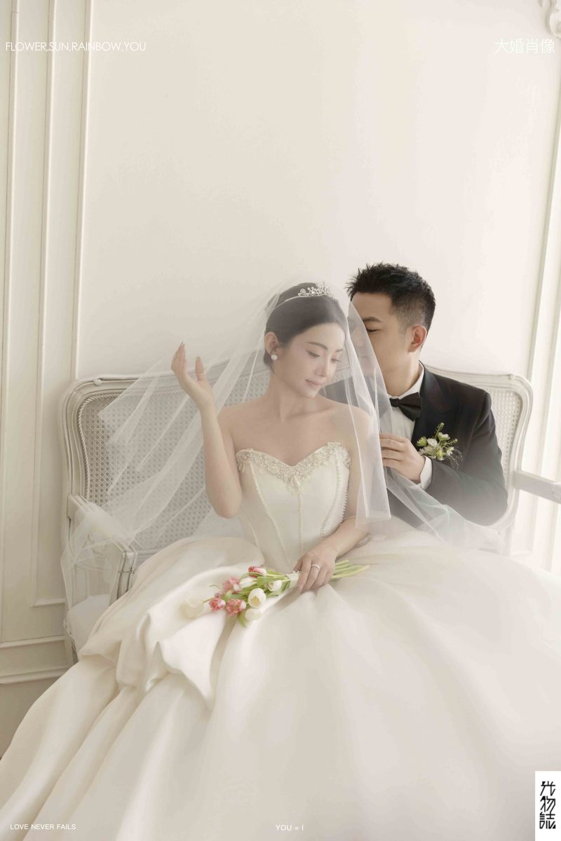 爱情电影。郭先生李女士极简棚拍婚纱照、极简棚拍、正林、眼睛就是测光仪，任何场地都能发挥成MVP、婚纱照
