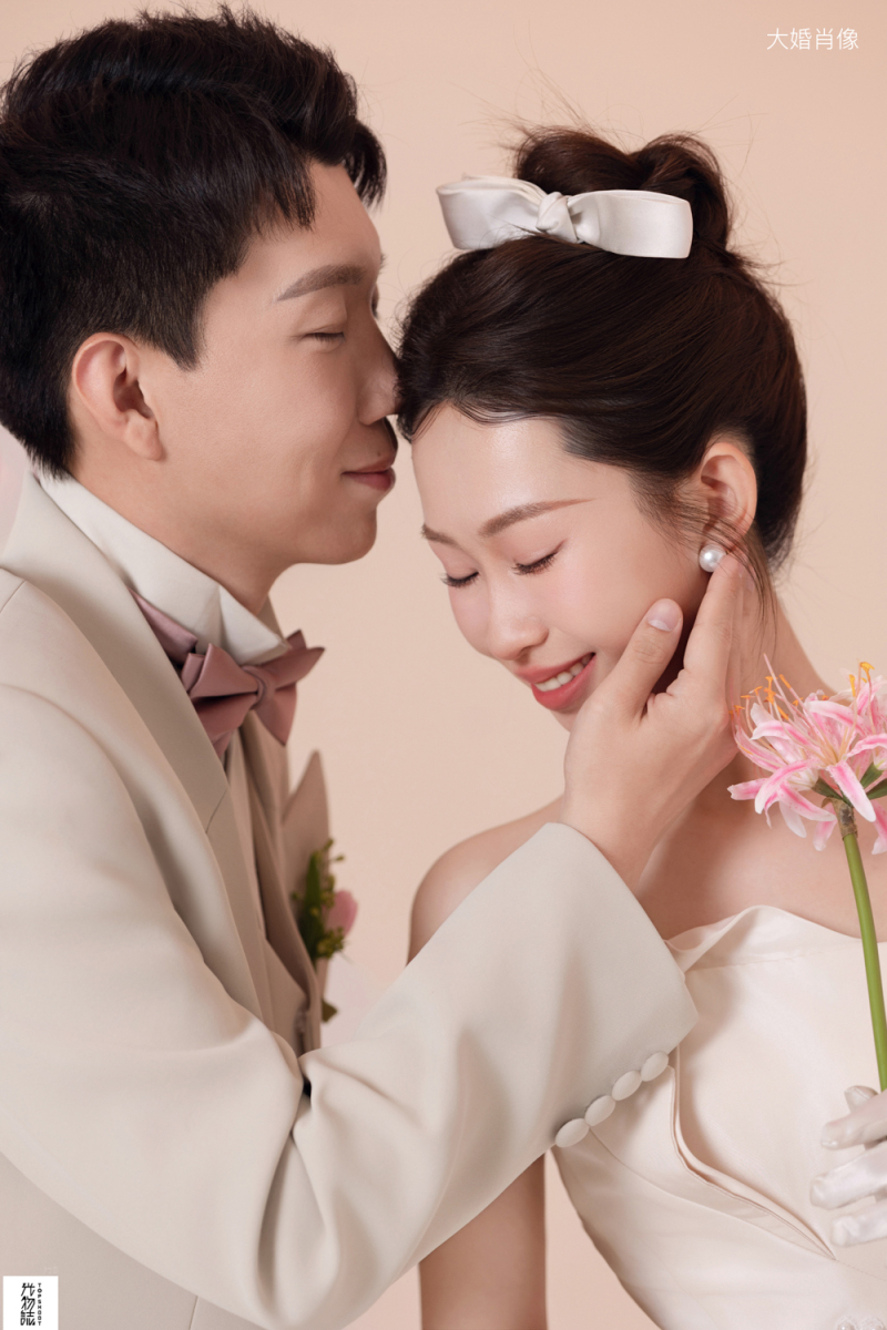 太太太太可了~~！李先生李女士极简棚拍婚纱照、极简棚拍、艾辰、偷偷练过读心术，精准预判每一个想法，细腻到心里、婚纱照
