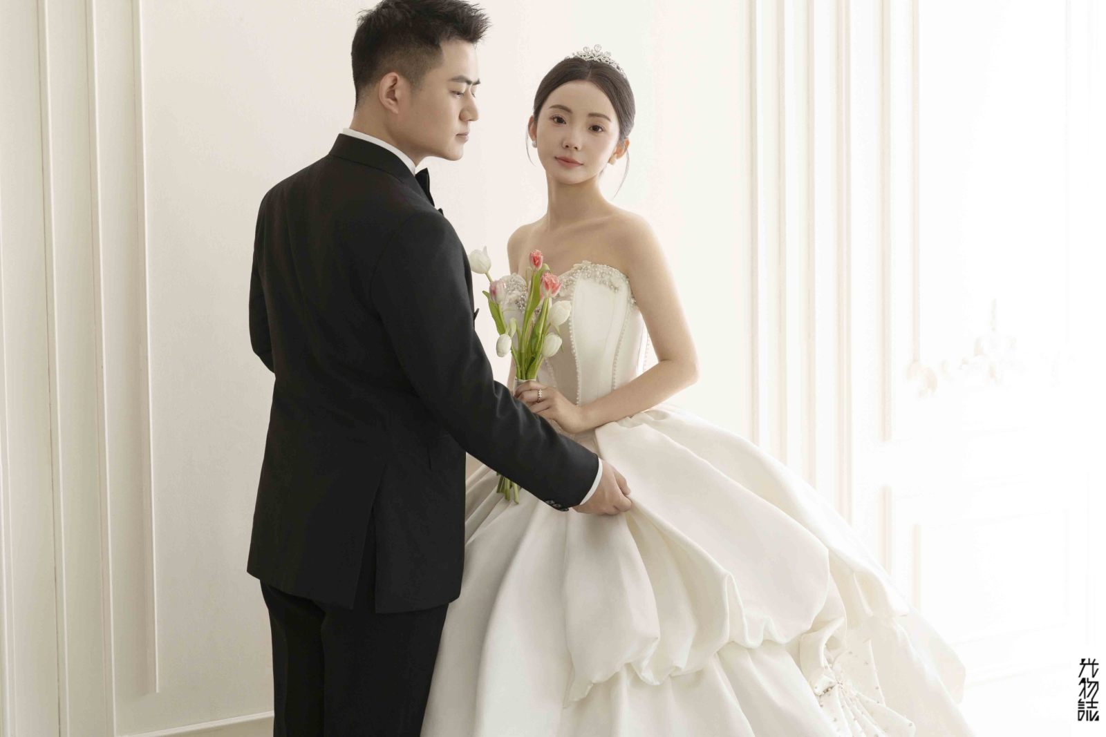 爱情电影。郭先生李女士极简棚拍婚纱照、极简棚拍、正林、眼睛就是测光仪，任何场地都能发挥成MVP、婚纱照