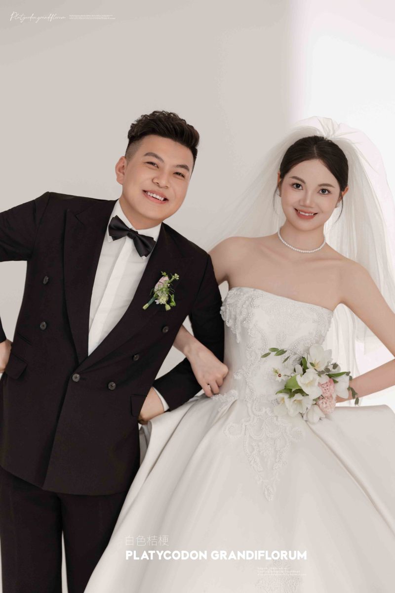 幸福感爆棚贾先生王女士极简棚拍婚纱照、极简棚拍、于志尧、光影掌控者、情绪的记录者。唠一唠，欢乐的一天 美美的照片。、婚纱照