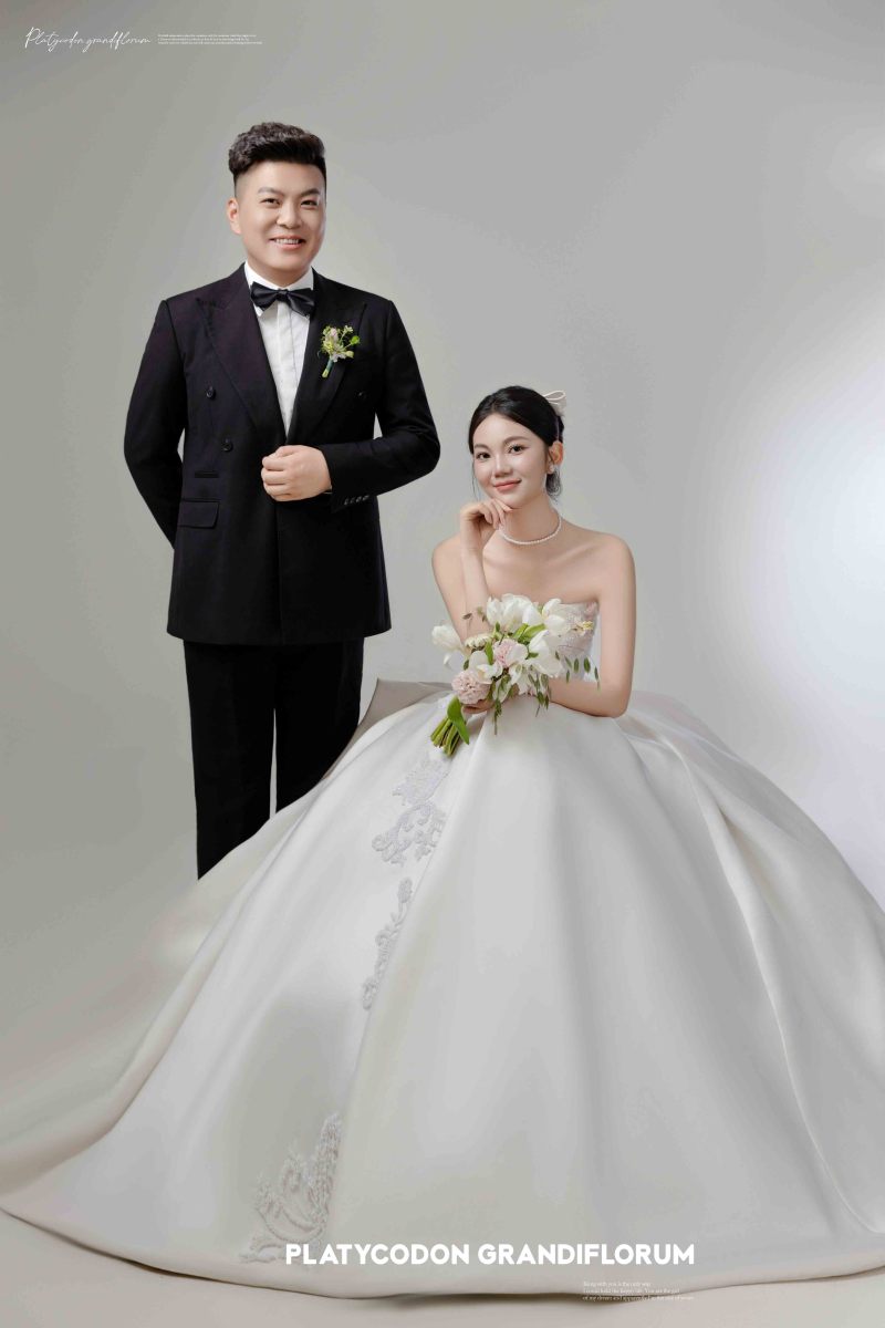 幸福感爆棚贾先生王女士极简棚拍婚纱照、极简棚拍、于志尧、光影掌控者、情绪的记录者。唠一唠，欢乐的一天 美美的照片。、婚纱照