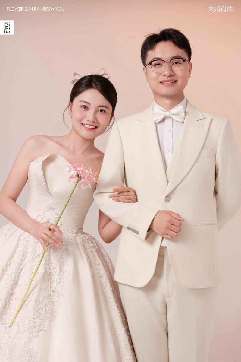 幸福感爆棚李女士极简棚拍婚纱照、极简棚拍、于志尧、光影掌控者、情绪的记录者。唠一唠，欢乐的一天 美美的照片。、婚纱照
