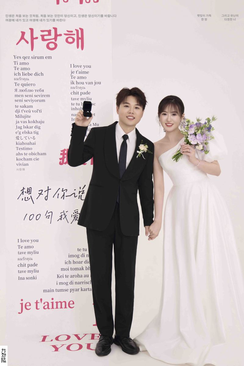 小小小清新:)刘先生极简棚拍婚纱照、极简棚拍、徐才皓、好像在听单口相声，开心到直不起腰，幸福感MAX、婚纱照