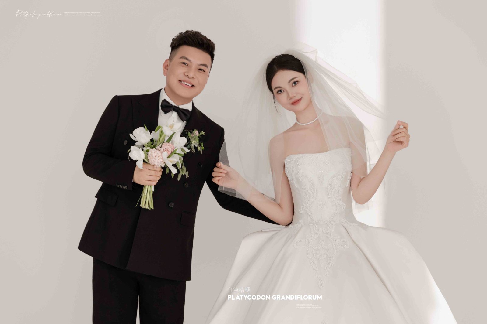 幸福感爆棚贾先生王女士极简棚拍婚纱照、极简棚拍、于志尧、光影掌控者、情绪的记录者。唠一唠，欢乐的一天 美美的照片。、婚纱照