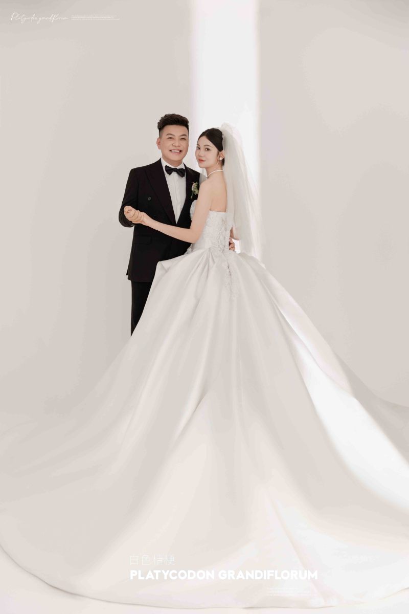 幸福感爆棚贾先生王女士极简棚拍婚纱照、极简棚拍、于志尧、光影掌控者、情绪的记录者。唠一唠，欢乐的一天 美美的照片。、婚纱照