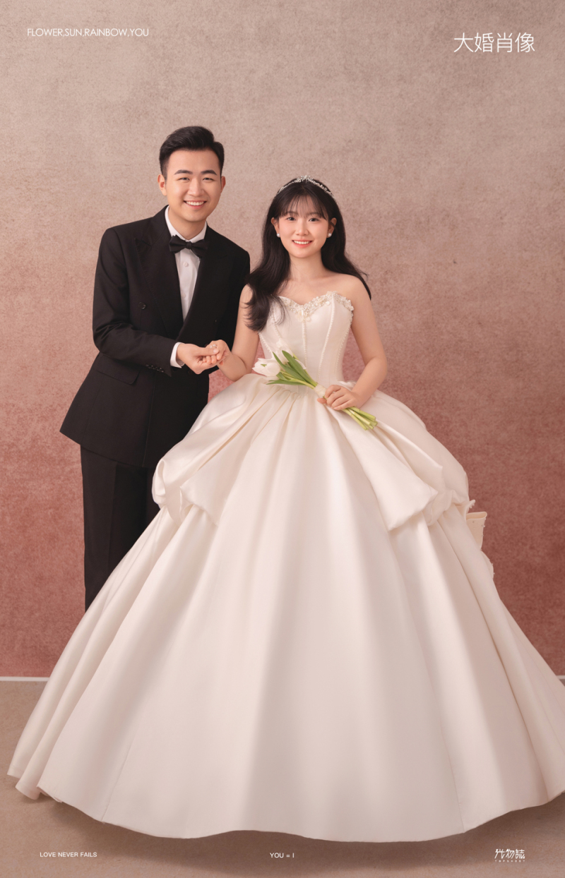 可甜可爱da李先生赵女士极简棚拍婚纱照、极简棚拍、艾辰、偷偷练过读心术，精准预判每一个想法，细腻到心里、婚纱照