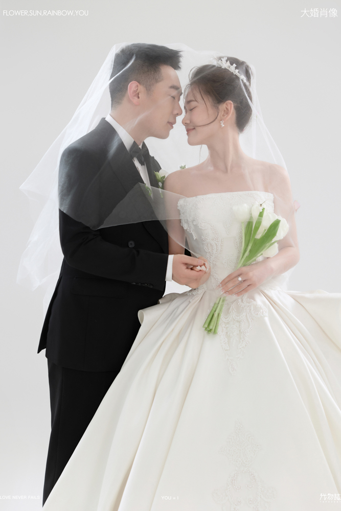 幸福感爆棚惠旌原先生杨祎女士极简棚拍婚纱照、极简棚拍、木子、唠嗑型选手，构图多变、情绪拿捏，特写YYDS、婚纱照