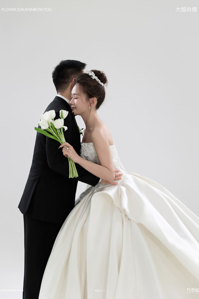 幸福感爆棚惠旌原先生杨祎女士极简棚拍婚纱照、极简棚拍、木子、唠嗑型选手，构图多变、情绪拿捏，特写YYDS、婚纱照
