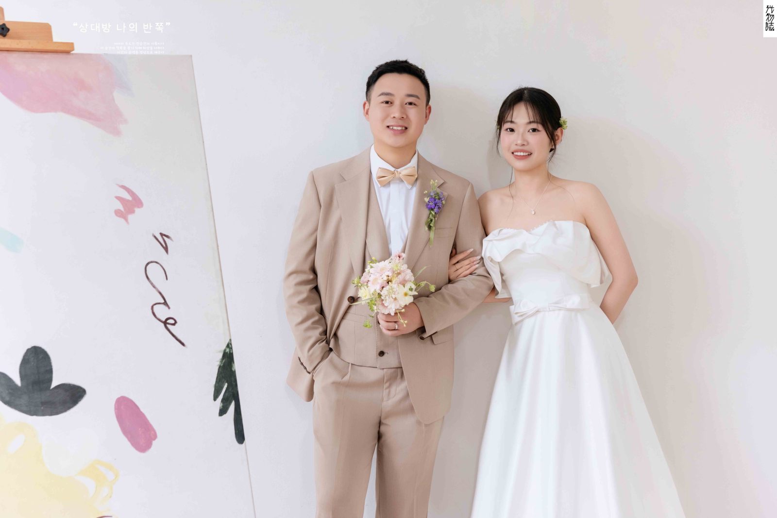 今日婚纱OOTD.刘杰先生伍明月女士极简棚拍婚纱照、极简棚拍、白玛、怀疑是不是修导演系，拍照像电影一样的构图和质感、婚纱照