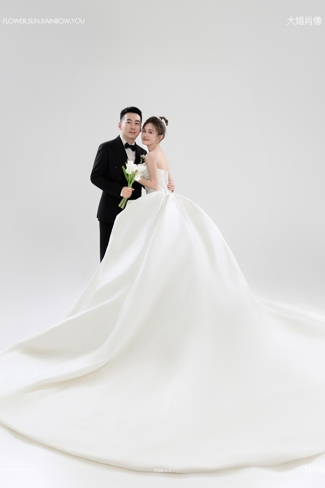 幸福感爆棚惠旌原先生杨祎女士极简棚拍婚纱照、极简棚拍、木子、唠嗑型选手，构图多变、情绪拿捏，特写YYDS、婚纱照