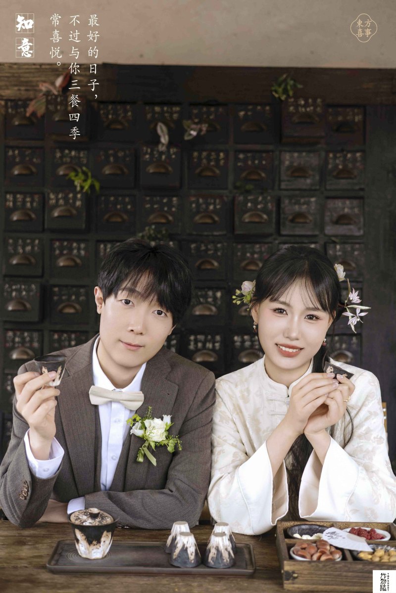 晴天故事(#^.^#)汤先生范女士极简棚拍婚纱照、物誌生活  怀旧复古、徐才皓、好像在听单口相声，开心到直不起腰，幸福感MAX、婚纱照