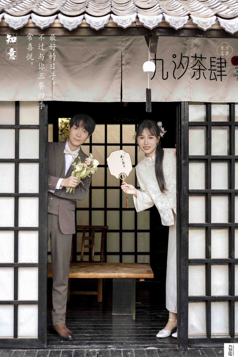 晴天故事(#^.^#)汤先生范女士极简棚拍婚纱照、物誌生活  怀旧复古、徐才皓、好像在听单口相声，开心到直不起腰，幸福感MAX、婚纱照