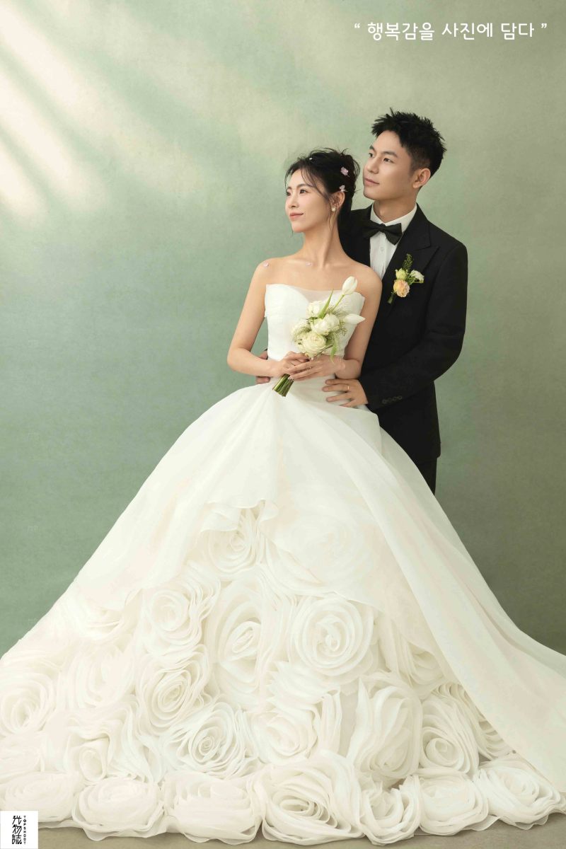 新鲜出炉:)马子涵女士极简棚拍婚纱照、极简棚拍、韩松、行走的放大镜，现场细节，姿态指导的掌控者、婚纱照
