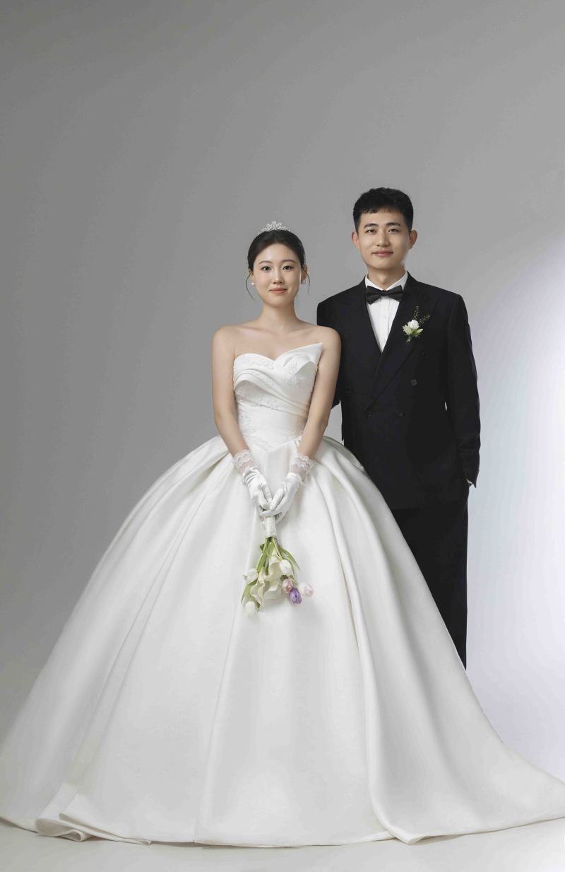幸福感爆棚郑先生张女士极简棚拍婚纱照、极简棚拍、徐才皓、好像在听单口相声，开心到直不起腰，幸福感MAX、婚纱照