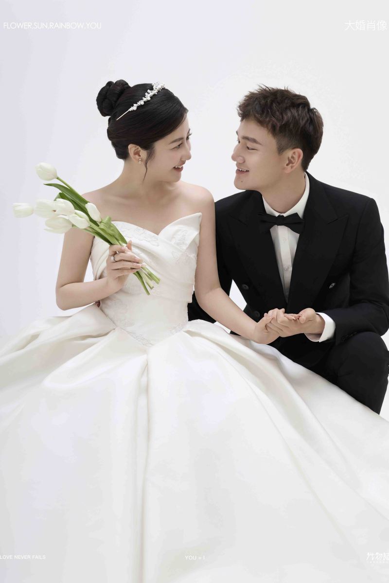 新鲜出炉:)刘先生张女士极简棚拍婚纱照、极简棚拍、徐才皓、好像在听单口相声，开心到直不起腰，幸福感MAX、婚纱照
