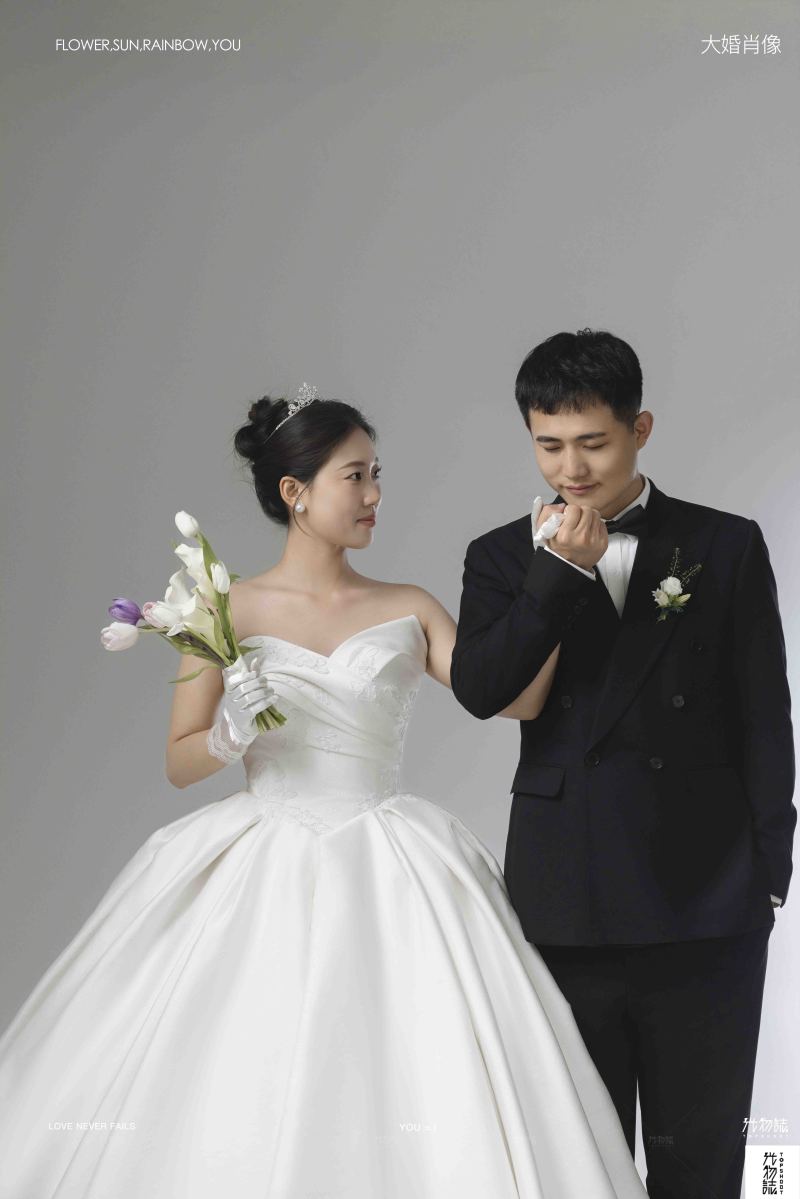 幸福感爆棚郑先生张女士极简棚拍婚纱照、极简棚拍、徐才皓、好像在听单口相声，开心到直不起腰，幸福感MAX、婚纱照