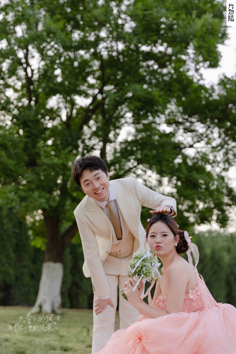 王帅先生孟云霄女士氛围森系婚纱照、氛围森系、韩松、行走的放大镜，现场细节，姿态指导的掌控者、婚纱照