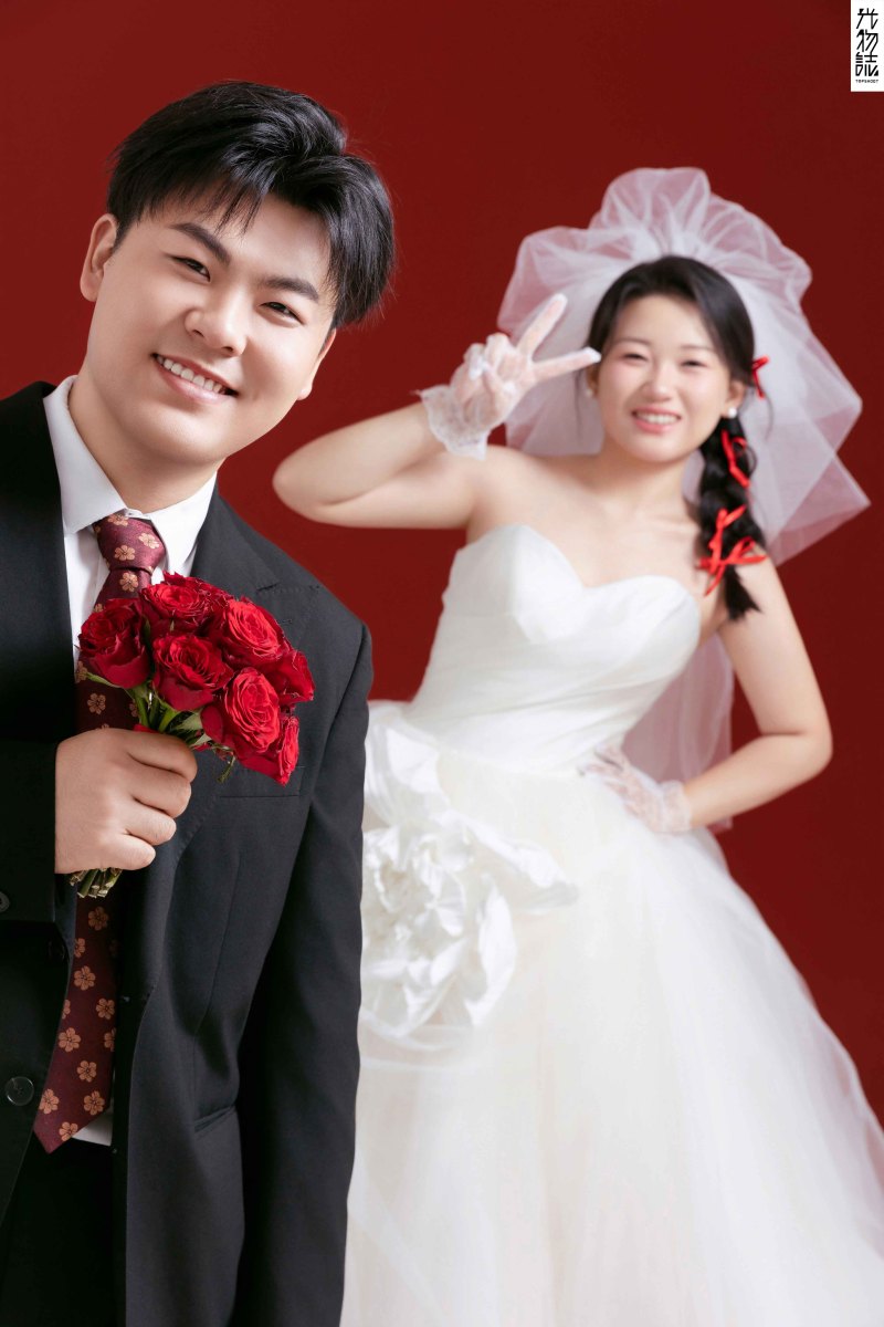 可甜可爱da张先生先生史女士极简棚拍婚纱照、极简棚拍、于志尧、光影掌控者、情绪的记录者。唠一唠，欢乐的一天 美美的照片。、婚纱照