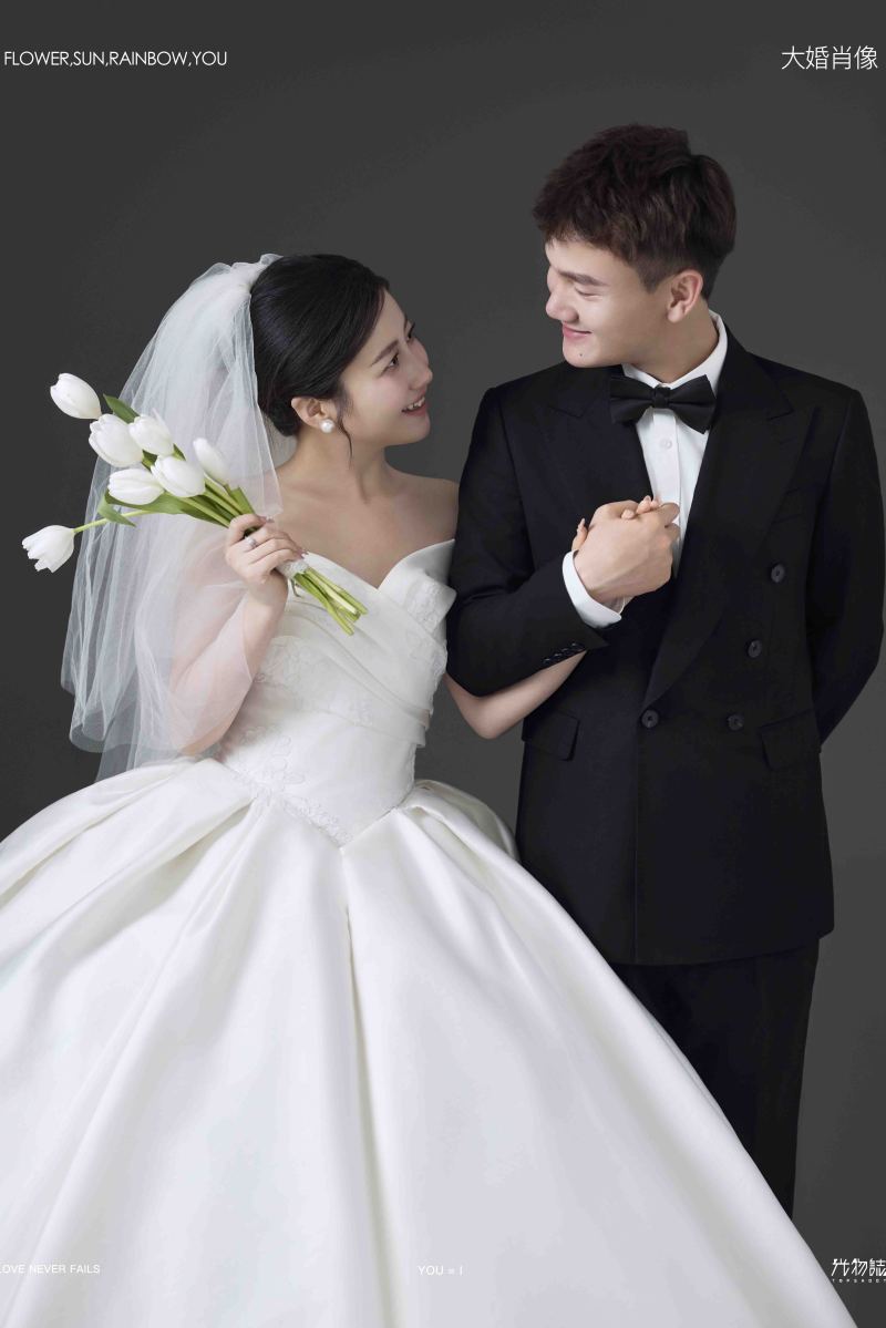 新鲜出炉:)刘先生张女士极简棚拍婚纱照、极简棚拍、徐才皓、好像在听单口相声，开心到直不起腰，幸福感MAX、婚纱照
