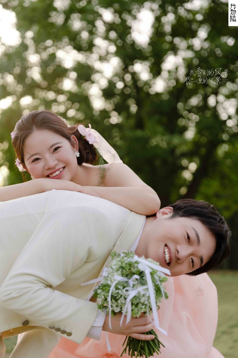 王帅先生孟云霄女士氛围森系婚纱照、氛围森系、韩松、行走的放大镜，现场细节，姿态指导的掌控者、婚纱照