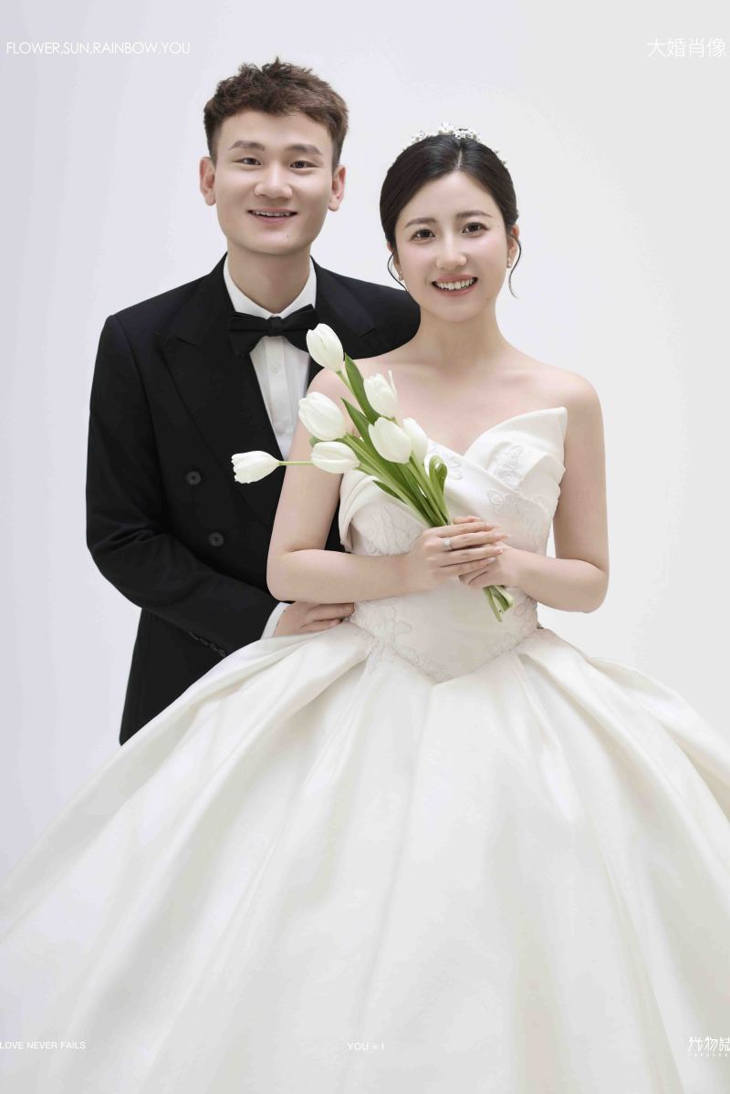 新鲜出炉:)刘先生张女士极简棚拍婚纱照、极简棚拍、徐才皓、好像在听单口相声，开心到直不起腰，幸福感MAX、婚纱照
