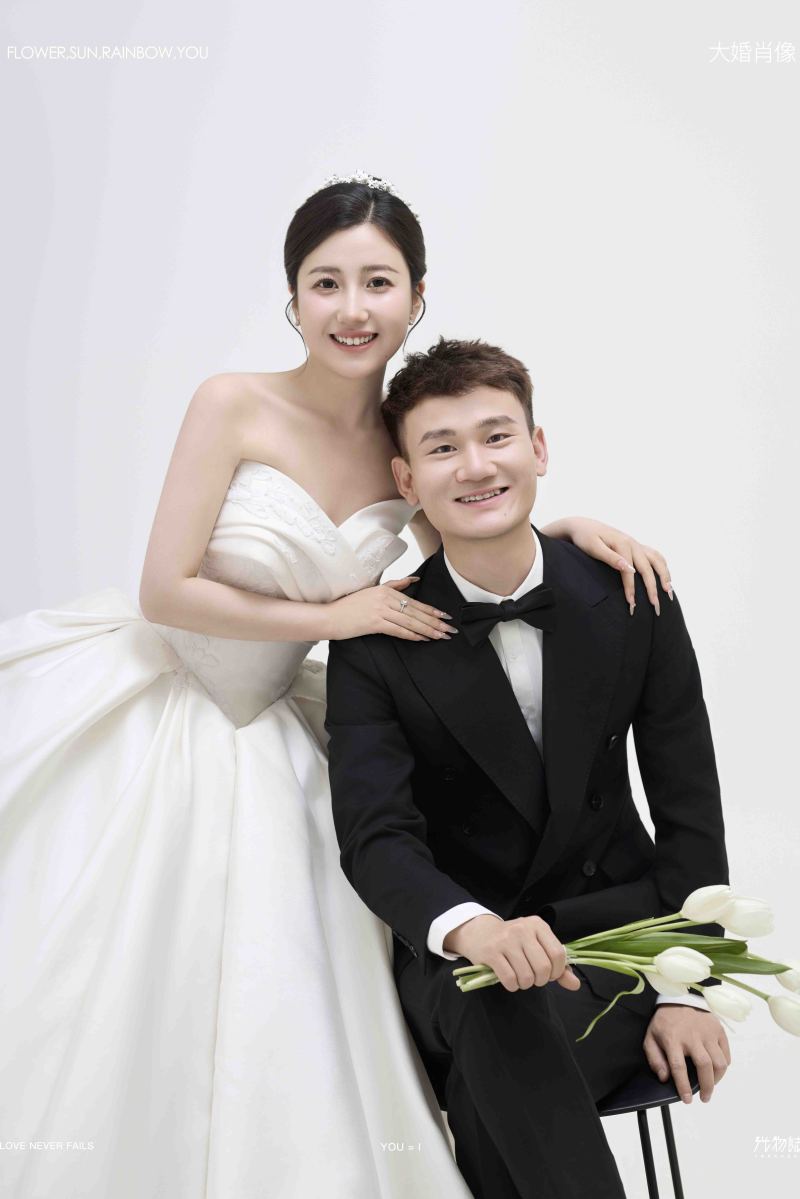 新鲜出炉:)刘先生张女士极简棚拍婚纱照、极简棚拍、徐才皓、好像在听单口相声，开心到直不起腰，幸福感MAX、婚纱照