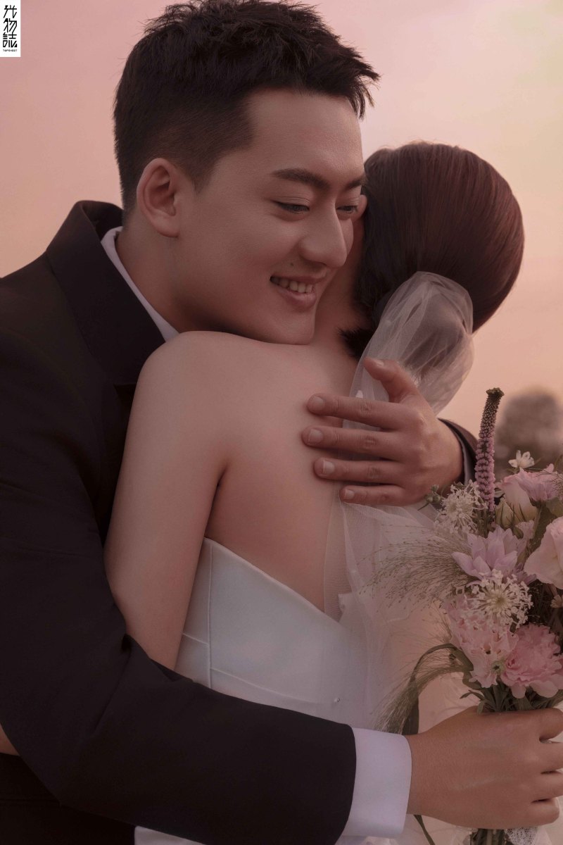 爱了~爱了~刘先生电影纪实婚纱照、氛围森系、于志尧、光影掌控者、情绪的记录者。唠一唠，欢乐的一天 美美的照片。、婚纱照