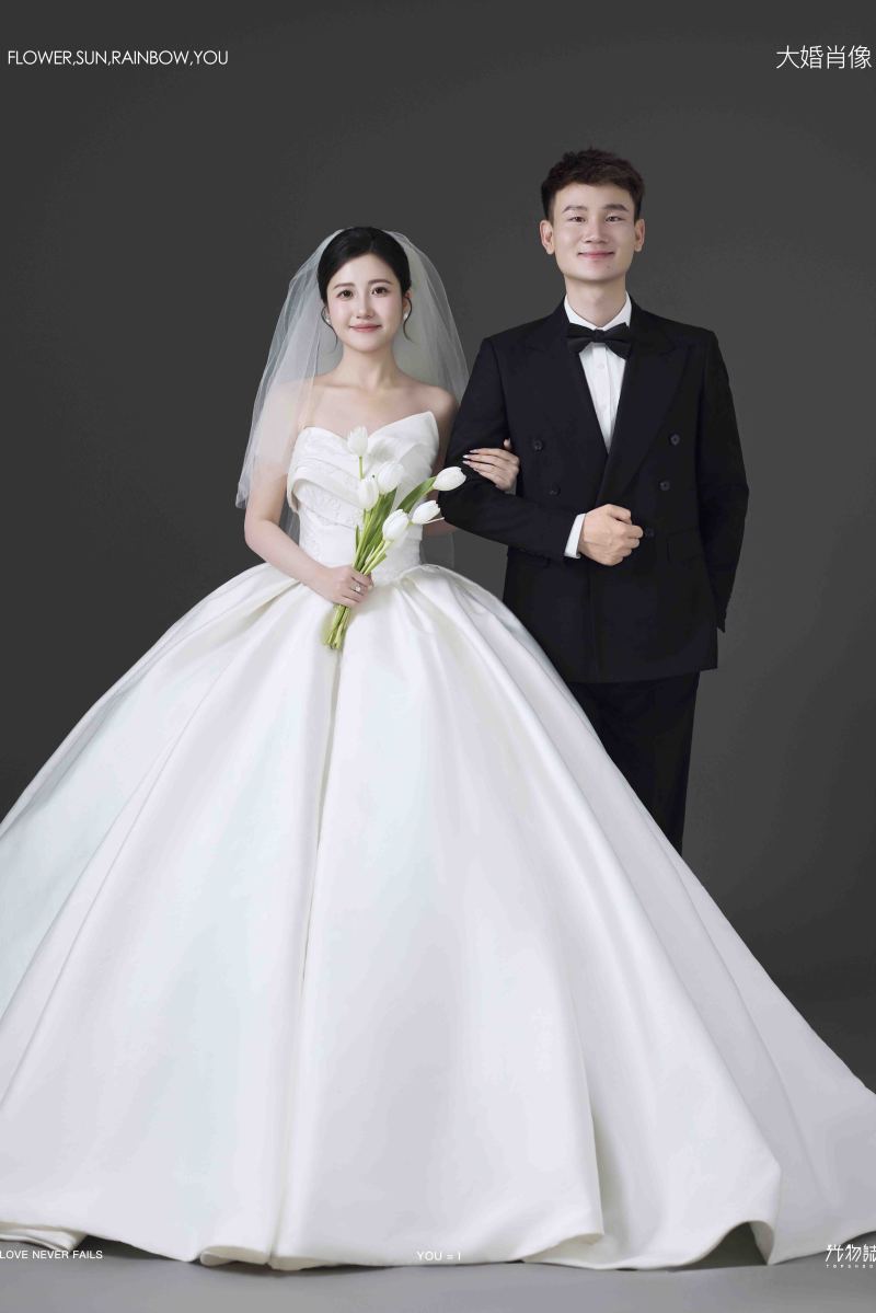 新鲜出炉:)刘先生张女士极简棚拍婚纱照、极简棚拍、徐才皓、好像在听单口相声，开心到直不起腰，幸福感MAX、婚纱照