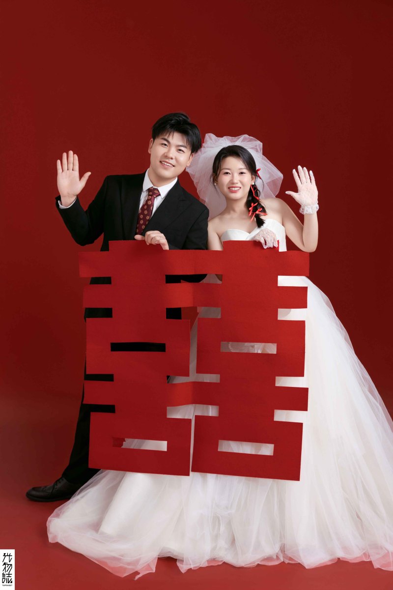可甜可爱da张先生先生史女士极简棚拍婚纱照、极简棚拍、于志尧、光影掌控者、情绪的记录者。唠一唠，欢乐的一天 美美的照片。、婚纱照