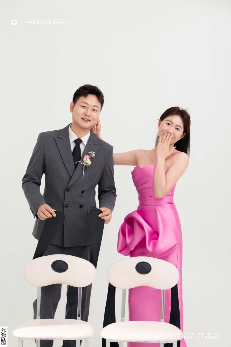 可甜可爱da赵先生李女士极简棚拍婚纱照、极简棚拍、毛磊、谁说拍照不能freestyle，创作灵感像吃了炫迈停不下来、婚纱照