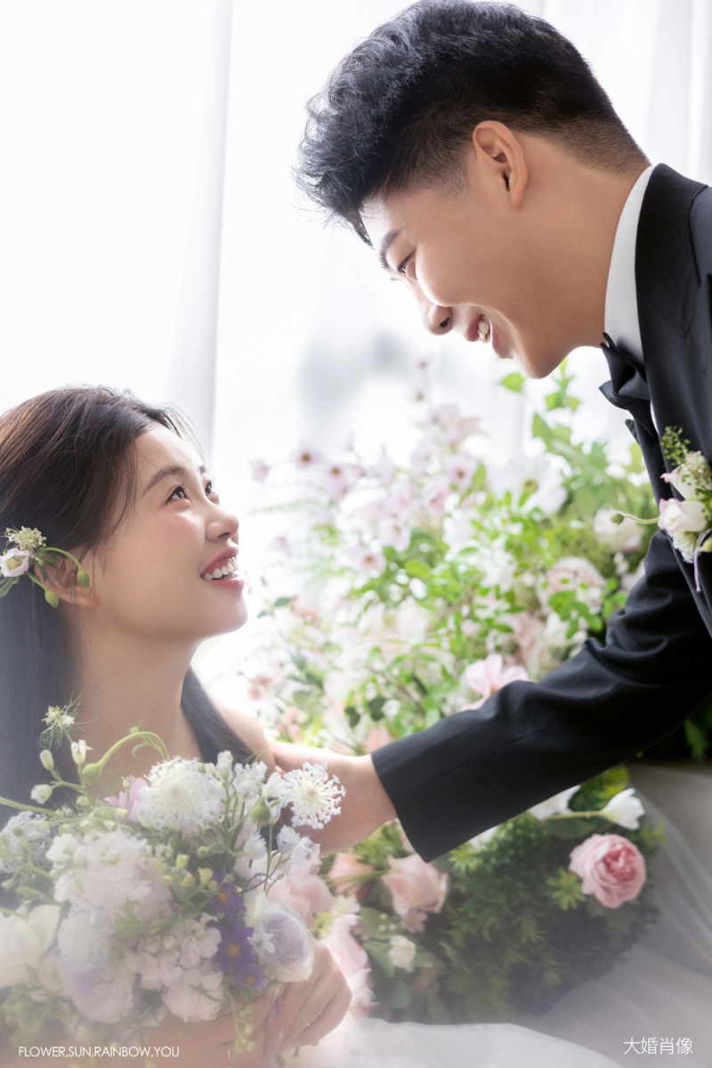 太太太太可了~~！胡先生韩女士极简棚拍婚纱照、极简棚拍、艾辰、偷偷练过读心术，精准预判每一个想法，细腻到心里、婚纱照