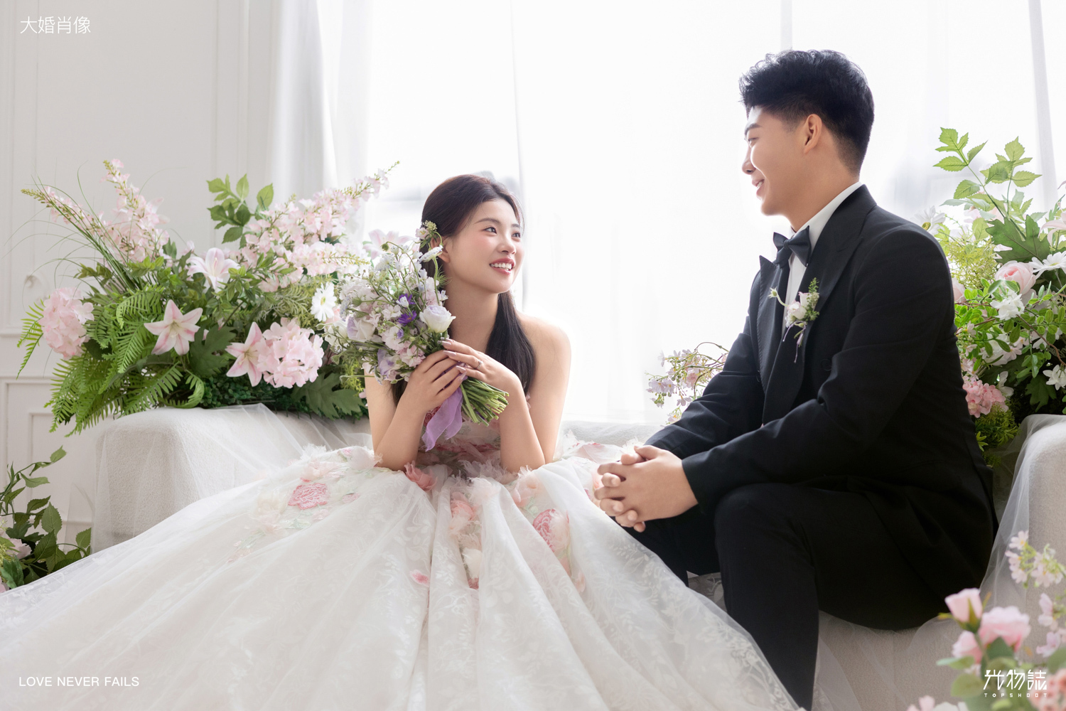 太太太太可了~~！胡先生韩女士极简棚拍婚纱照、极简棚拍、艾辰、偷偷练过读心术，精准预判每一个想法，细腻到心里、婚纱照