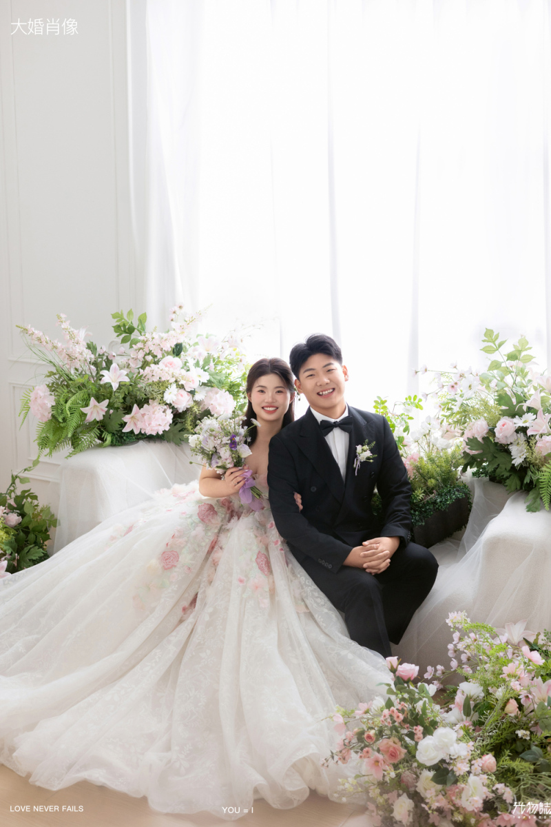 太太太太可了~~！胡先生韩女士极简棚拍婚纱照、极简棚拍、艾辰、偷偷练过读心术，精准预判每一个想法，细腻到心里、婚纱照