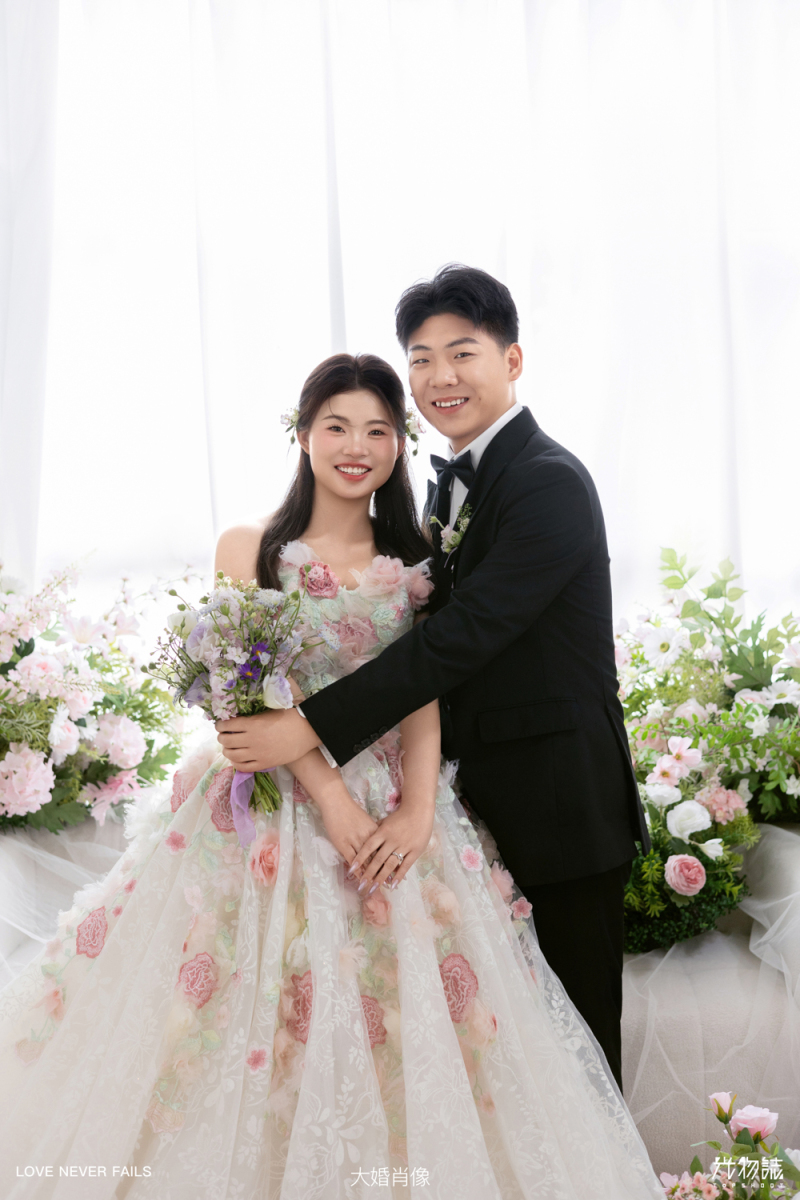 太太太太可了~~！胡先生韩女士极简棚拍婚纱照、极简棚拍、艾辰、偷偷练过读心术，精准预判每一个想法，细腻到心里、婚纱照