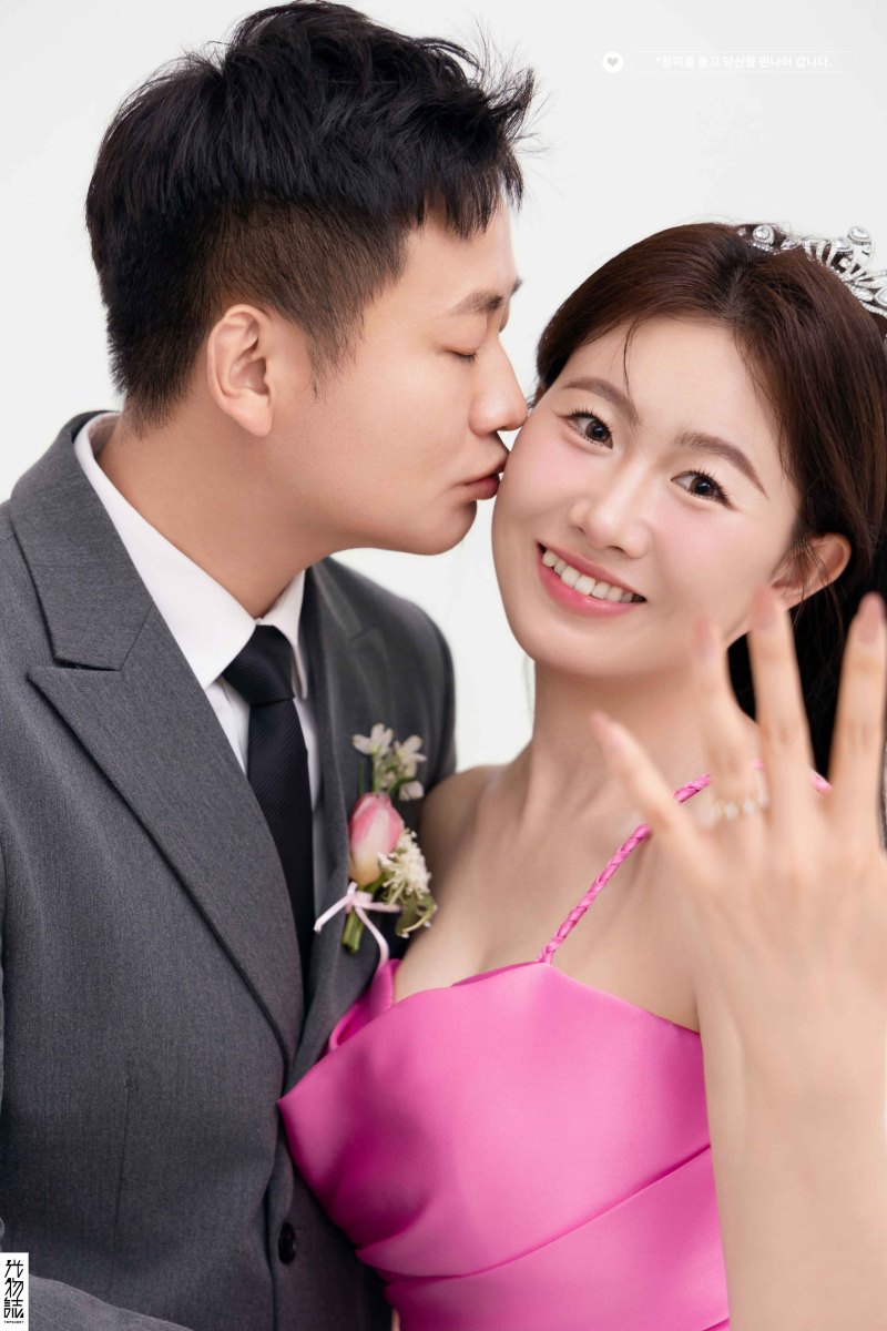 可甜可爱da赵先生李女士极简棚拍婚纱照、极简棚拍、毛磊、谁说拍照不能freestyle，创作灵感像吃了炫迈停不下来、婚纱照