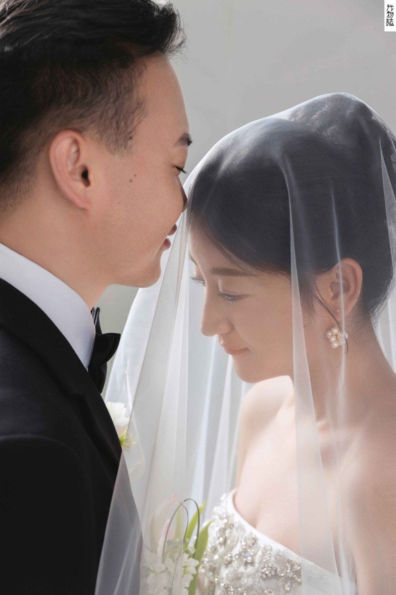 幸福感爆棚李先生李女士极简棚拍婚纱照、极简棚拍、于志尧、光影掌控者、情绪的记录者。唠一唠，欢乐的一天 美美的照片。、婚纱照
