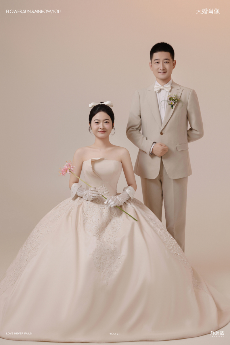 超级甜腻！冯先生奚女士极简棚拍婚纱照、极简棚拍、艾辰、偷偷练过读心术，精准预判每一个想法，细腻到心里、婚纱照