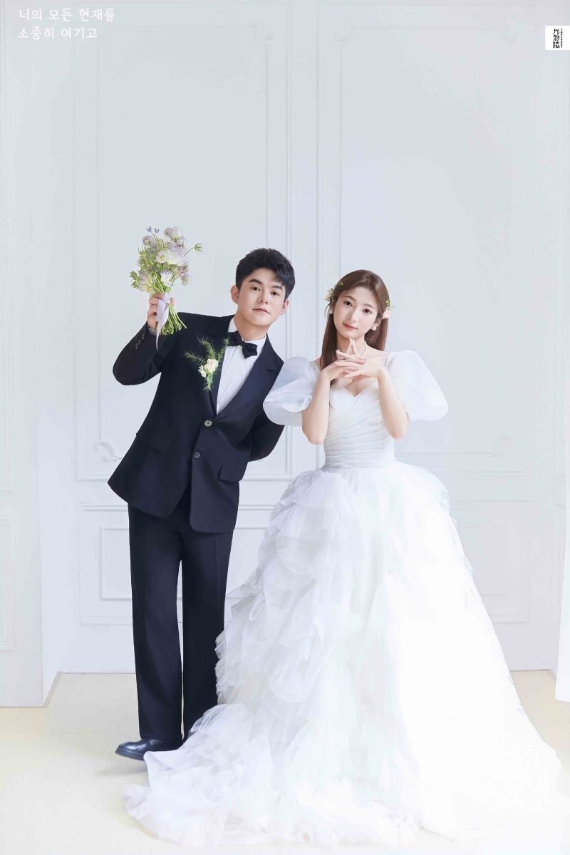 超级甜腻！马先生马女士极简棚拍婚纱照、极简棚拍、正林、眼睛就是测光仪，任何场地都能发挥成MVP、婚纱照